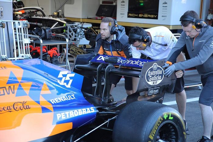 Detalle del alerón trasero del McLaren MCL34 de Carlos Sainz