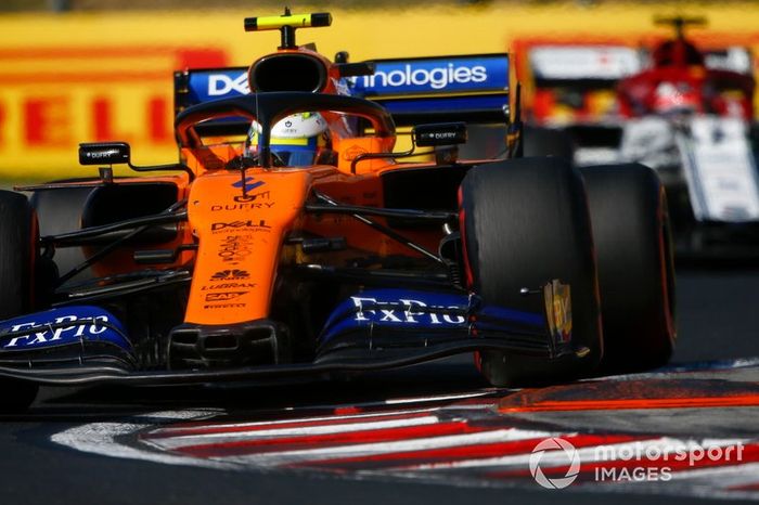 Lando Norris, McLaren MCL34, lidera Kimi Raikkonen, Alfa Romeo Racing C38