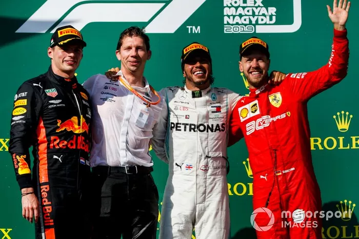 Podio: segundo lugar Max Verstappen, Red Bull Racing, ganador de la carrera Lewis Hamilton, Mercedes AMG F1, y el tercer lugar Sebastian Vettel, Ferrari