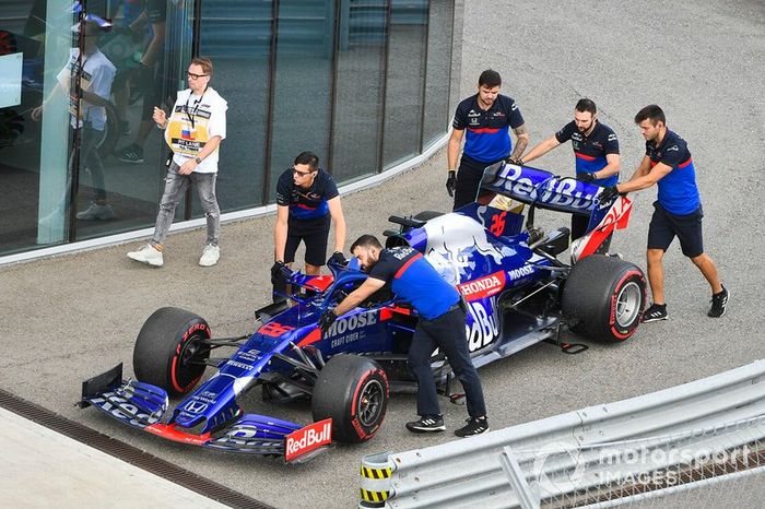 El coche de Daniil Kvyat Toro Rosso STR14 es empujado al pit lane