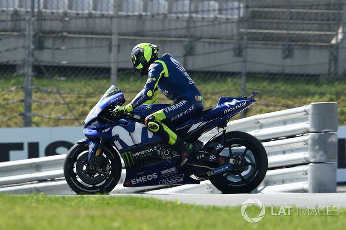 Valentino Rossi, Yamaha Factory Racing, dañado y  se dirigirse en sentido contrario por el carril de boxes