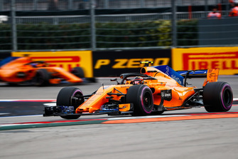 Stoffel Vandoorne, McLaren MCL33, voor Fernando Alonso, McLaren MCL33