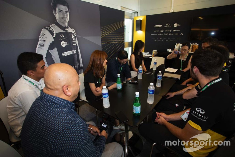 Partecipanti alla Infiniti Engineering Academy nel motorhome del Renault Sport F1 Team