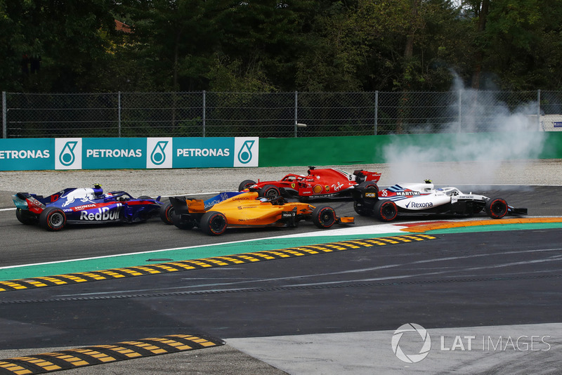 Sebastian Vettel, Ferrari SF71H trompea después del contacto con Lewis Hamilton, Mercedes AMG F1 W09 mientras pasa Max Verstappen, Red Bull Racing RB14