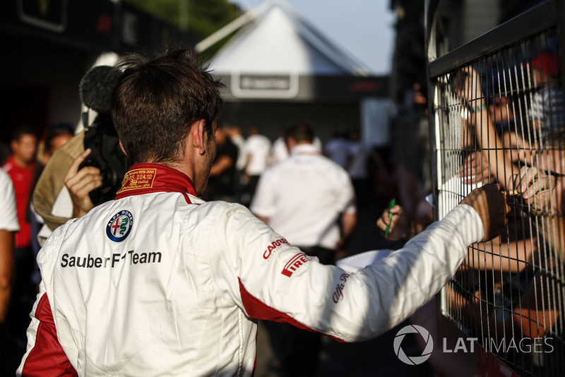 Charles Leclerc, Sauber signs autographs for the fans