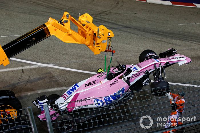 El coche accidentado de Esteban Ocon, Racing Point Force India VJM11