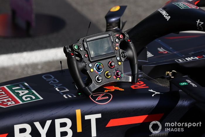 El volante de Max Verstappen, Red Bull Racing RB18, 1ª posición