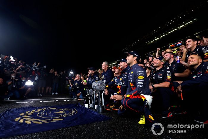 Adrian Newey, director técnico de Red Bull Racing, Helmut Marko, asesor de Red Bull Racing, Max Verstappen, Red Bull Racing, Christian Horner, director del equipo, Red Bull Racing, celebrando la victoria y el mundial