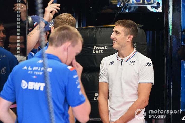 El piloto de F2 Jack Doohan en el garaje de Alpine