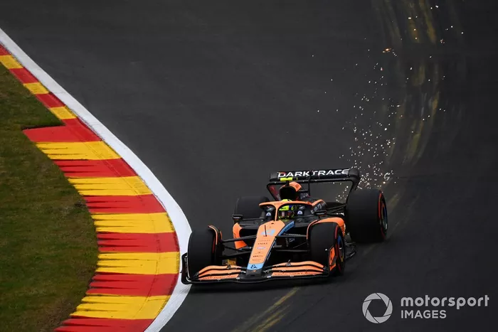 Lando Norris, McLaren MCL36, echa chispas
