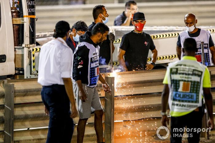 Un equipo repara el Armco después de del accidente de Romain Grosjean