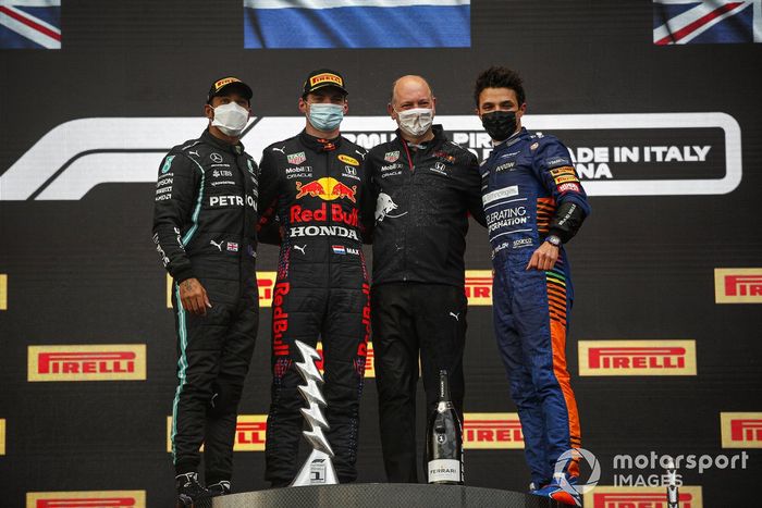 Lewis Hamilton, Mercedes, il vincitore della gara Max Verstappen, Red Bull Racing e Lando Norris, McLaren sul podio