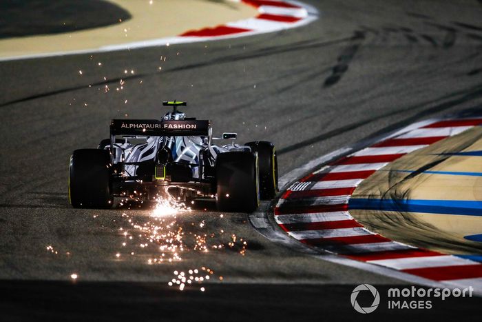 Pierre Gasly, AlphaTauri AT01 sacando chispas