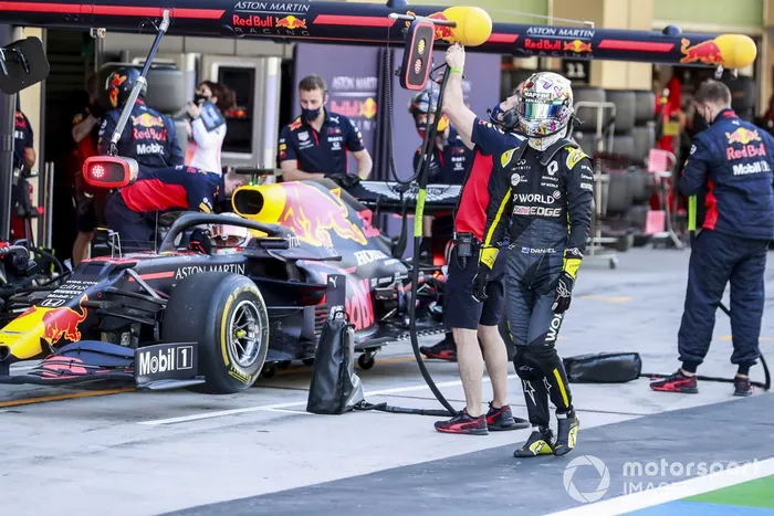 Daniel Ricciardo, Renault F1, pasa al lado de Max Verstappen, Red Bull Racing RB16, en el pitlane
