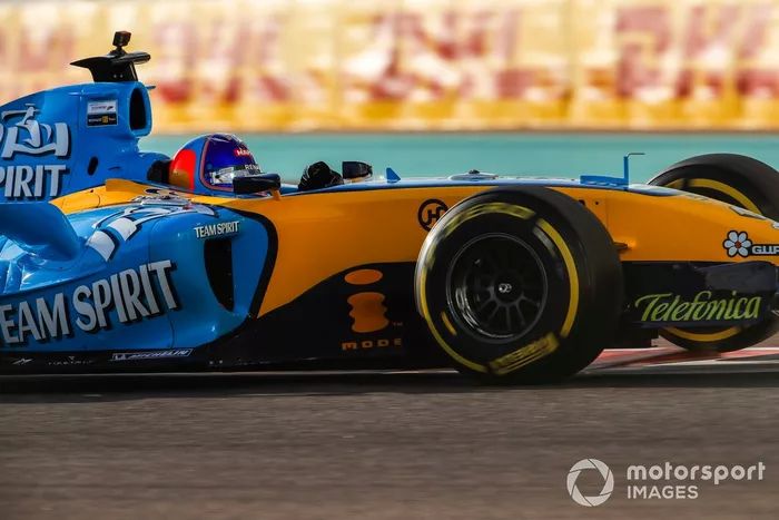 Fernando Alonso pilota el Renault R25 con el que ganó el mundial de F1 en 2005