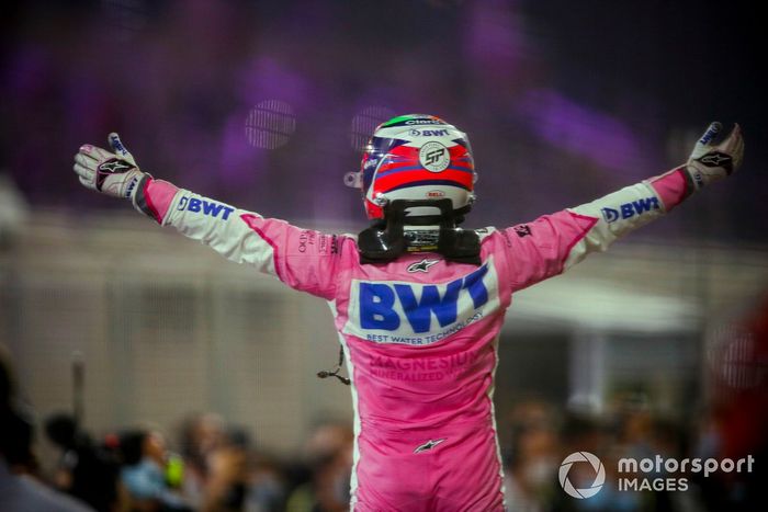 El ganador de la carrera Sergio Pérez, Racing Point celebra en Parc Ferme