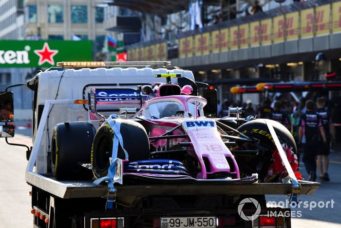 Coche de Lance Stroll, Racing Point RP19 es llevado en una grúa al pit