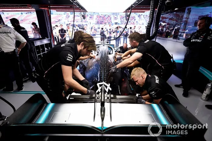 Meccanici al lavoro sulla monoposto di Lewis Hamilton, Mercedes AMG F1 W10, nel garage
