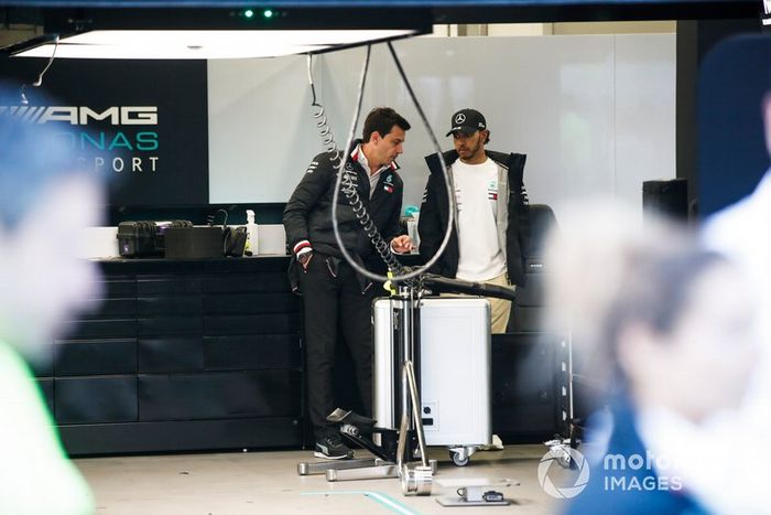 Lewis Hamilton, Mercedes AMG F1, con Toto Wolff, Director Ejecutivo (Negocios), Mercedes AMG, en el garaje.