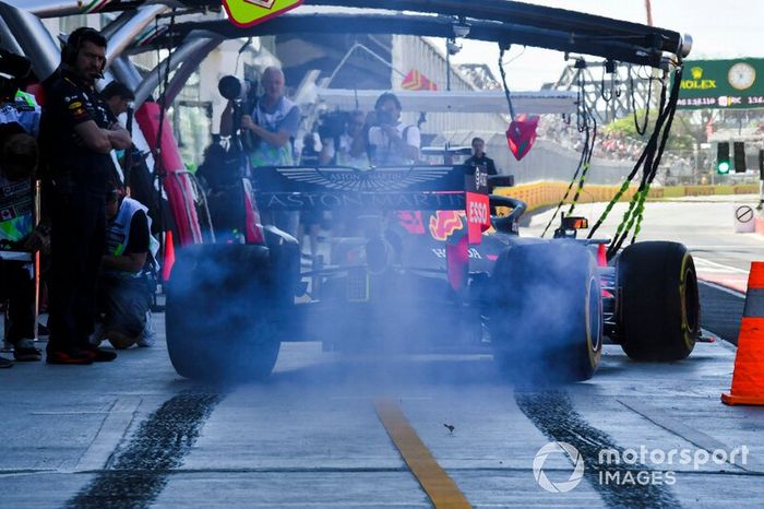 Max Verstappen, Red Bull Racing RB15, ilumina la parte trasera en los boxes durante los entrenamientos