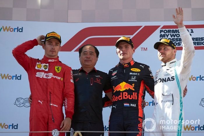 Podio: segundo lugar Charles Leclerc, Ferrari, Toyoharu Tanabe, F1 Director Honda, ganador de la carrera Max Verstappen, Red Bull Racing, y tercer lugar Valtteri Bottas, Mercedes AMG F1