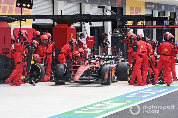 Charles Leclerc, Ferrari SF-23, hace una parada en boxes