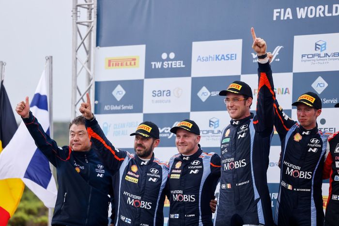 Podio: ganador Thierry Neuville, Martijn Wydaeghe, Hyundai World Rally Team Hyundai i20 N Rally1, segundo puesto Esapekka Lappi, Janne Ferm, Hyundai World Rally Team Hyundai i20 N Rally1.