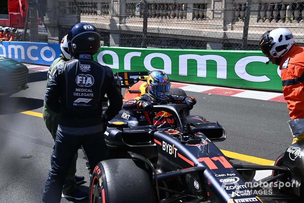 El Delegado Médico de la FIA habla con Sergio Pérez, Red Bull Racing RB19, tras un accidente en la FP1