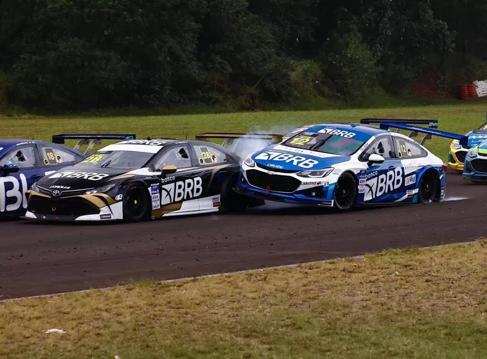 Contato entre Lucas Foresti e Enzo Elias na corrida 2 da Stock Car em Tarumã (RS)