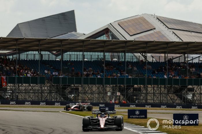 Valtteri Bottas, Alfa Romeo C43, Kevin Magnussen, Haas VF-23