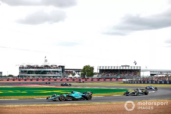 Fernando Alonso, Aston Martin AMR23, Lewis Hamilton, Mercedes F1 W14