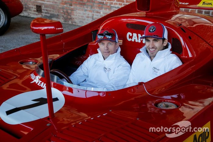 Kimi Raikkonen, Alfa Romeo Racing y Antonio Giovinazzi, Alfa Romeo Racing, a bordo de un Alfa Romeo Type 33