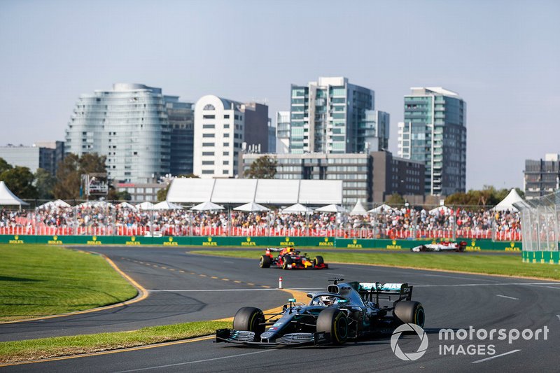Lewis Hamilton, Mercedes AMG F1 W10, precede Max Verstappen, Red Bull Racing RB15