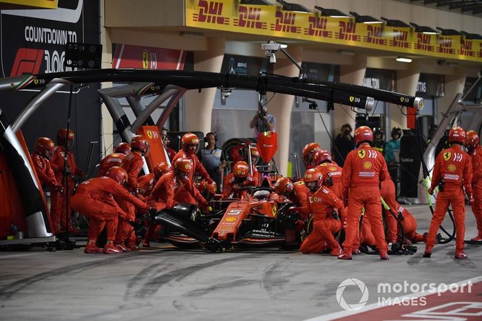 Sebastian Vettel, Ferrari SF90, en pits