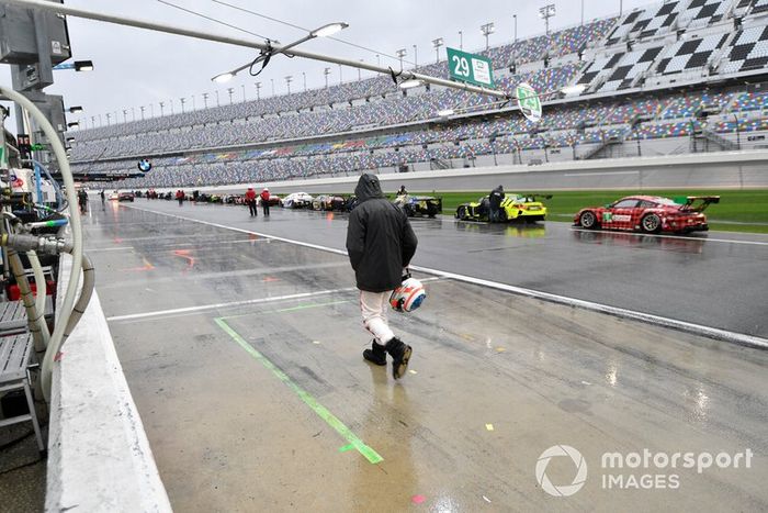 Cars on pit lane during red flag