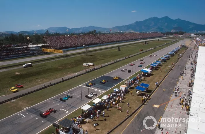 Por que a F1 saiu do RJ? Além de problemas de organização, por algo que ocorreu em um teste antes da prova. O francês Philippe Streiff sofreu um forte acidente e ficou tetraplégico devido ao mau atendimento médico local.
