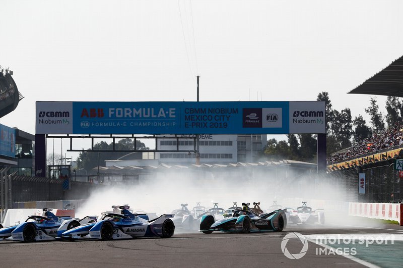 Antonio Felix da Costa, BMW I Andretti Motorsports, BMW iFE.18 leads Alexander Sims BMW I Andretti Motorsports, BMW iFE.18 and Nelson Piquet Jr., Panasonic Jaguar Racing, Jaguar I-Type 3