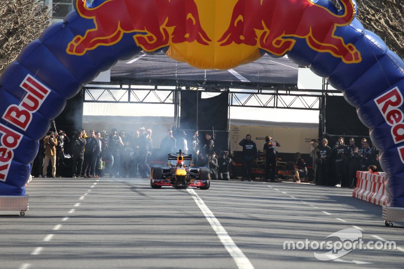 Red-Bull-Showrun in Tokio