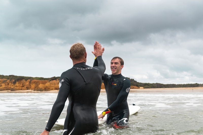Pierre Gasly, Red Bull Racing surfeando con la leyenda del surf Mick Fanning