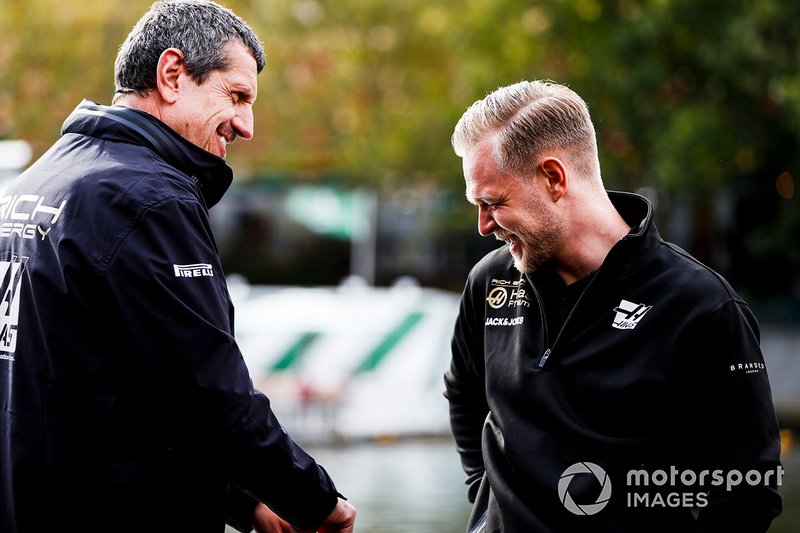 Guenther Steiner, Team Principal, Haas F1 e Kevin Magnussen, Haas F1 Team, si dirigono verso l'evento a Federation Square