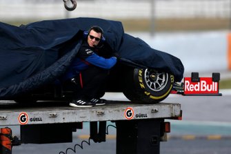 La Toro Rosso d'Alex Albon ramenée au stand sur une dépanneuse