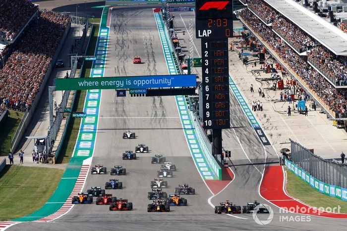 Max Verstappen, Red Bull Racing RB16B, Lewis Hamilton, Mercedes W12, Sergio Pérez, Red Bull Racing RB16B, Carlos Sainz Jr., Ferrari SF21, Daniel Ricciardo, McLaren MCL35M, Charles Leclerc, Ferrari SF21, y el resto de la parrilla de salida