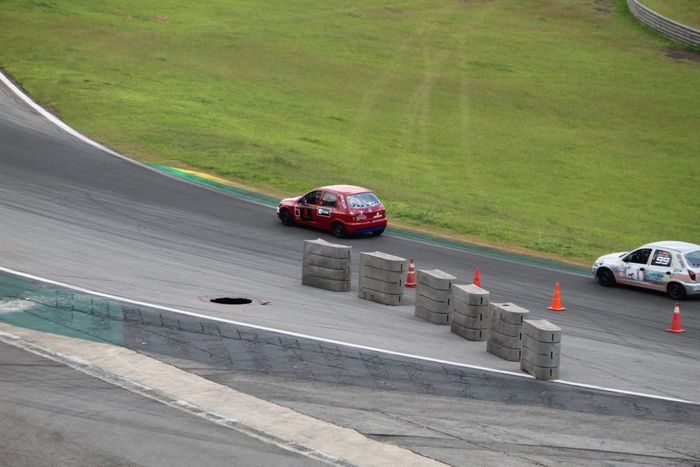 Carros passam pelo buraco aberto em Interlagos (foto: Fernando Santos/Divulgação F-Vee)