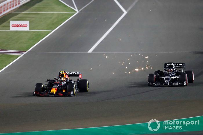 Sergio Pérez, Red Bull Racing RB16B, Yuki Tsunoda, AlphaTauri AT02