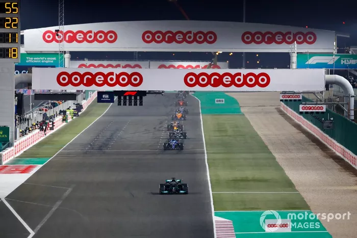 Lewis Hamilton, Mercedes W12, Fernando Alonso, Alpine A521, y Pierre Gasly, AlphaTauri AT02