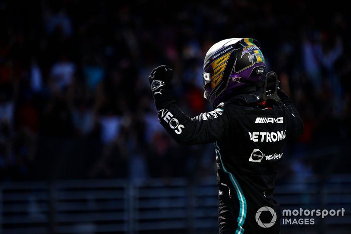 Ganador Lewis Hamilton, Mercedes, celebra en Parc Ferme