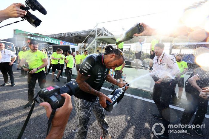 Lewis Hamilton, Mercedes, y el equipo Mercedes celebran tras la carrera con Champagne