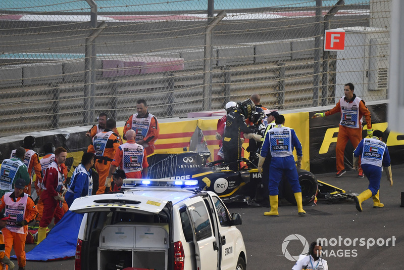 Los médicos y oficiales asisten a Nico Hulkenberg, Renault Sport F1 Team R.S. 18 que se estrelló y volcó en la primera vuelta