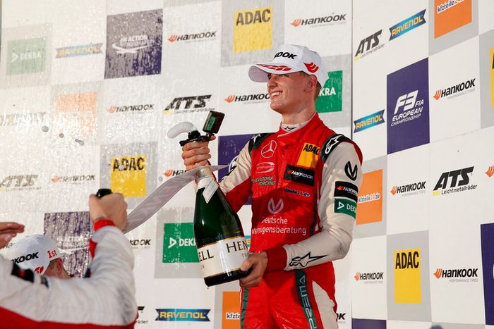 Podio: Campeón Mick Schumacher, PREMA Theodore Racing Dallara F317 - Mercedes-Benz