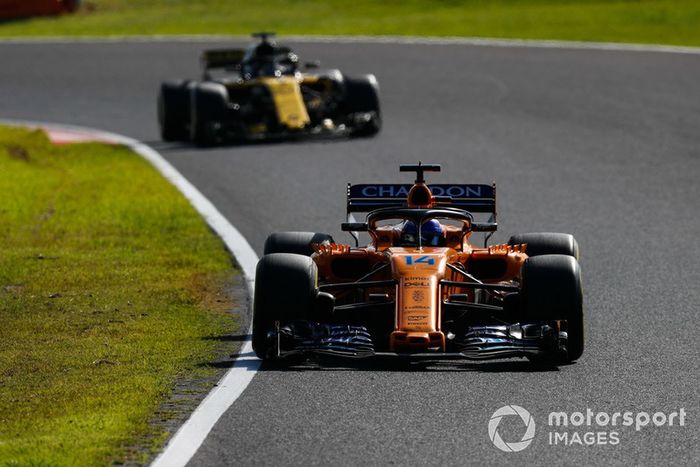 Fernando Alonso, McLaren MCL33, y Nico Hulkenberg, Renault Sport F1 Team R.S. 18